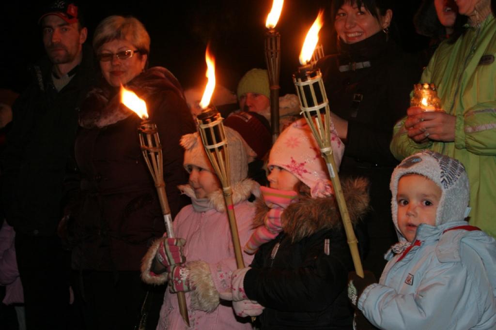 Gulbenieši godina kritušos Latvijas brīvības cīnītājus