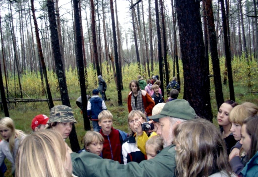 Skolēni dodas ekspedīcijā uz aizsargājamu purvu