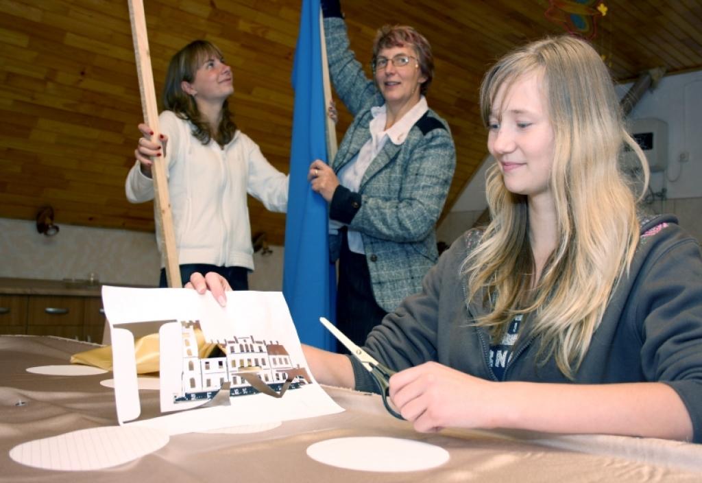 Skolas jubilejai sacer himnu, gatavo karogus un iekārto izstādes