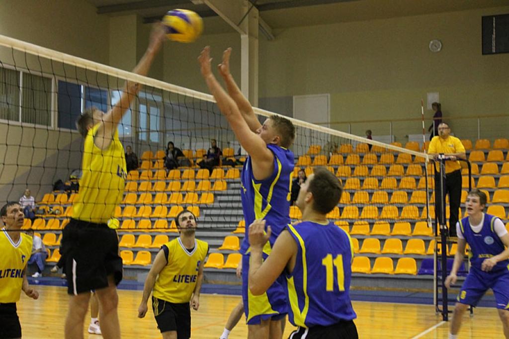 Volejbols: sacenšas gan dāmas, gan kungi