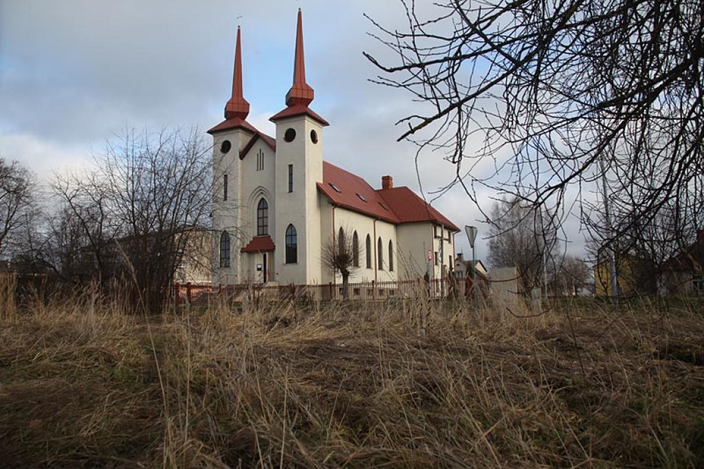 Aizaudzis stūris pretī baznīcai