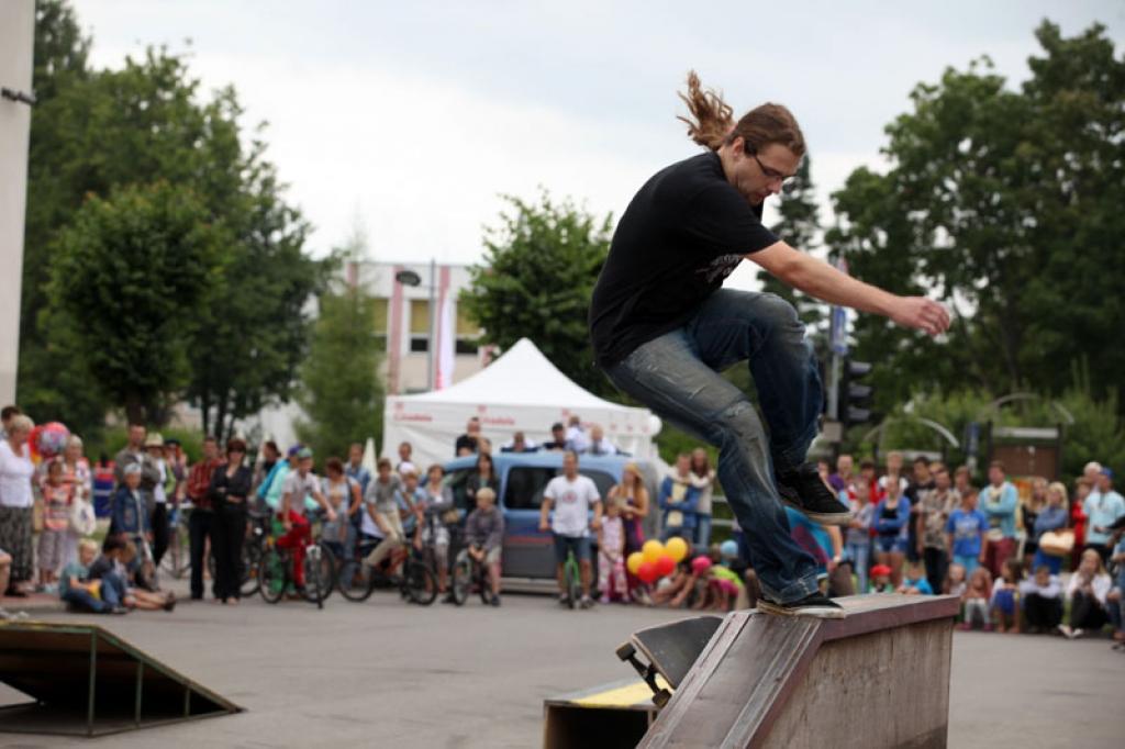 Gulbenes Pilsētas svētki: biedrības "Gulces Gēns" puiši demonstrē ekstrēmos sporta veidus. 26.07.13