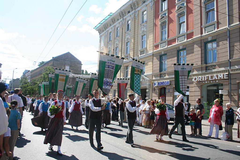 Portāla lietotāju foto: Vispārējo Dziesmu un Deju svētku gājienā. 7.07.13