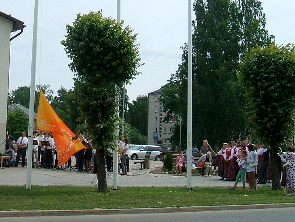 Portāla lietotāja foto: Gulbenē paceļ Latviešu Vispārējo Dziesmu un Deju svētku karogu. 30.06.13. 