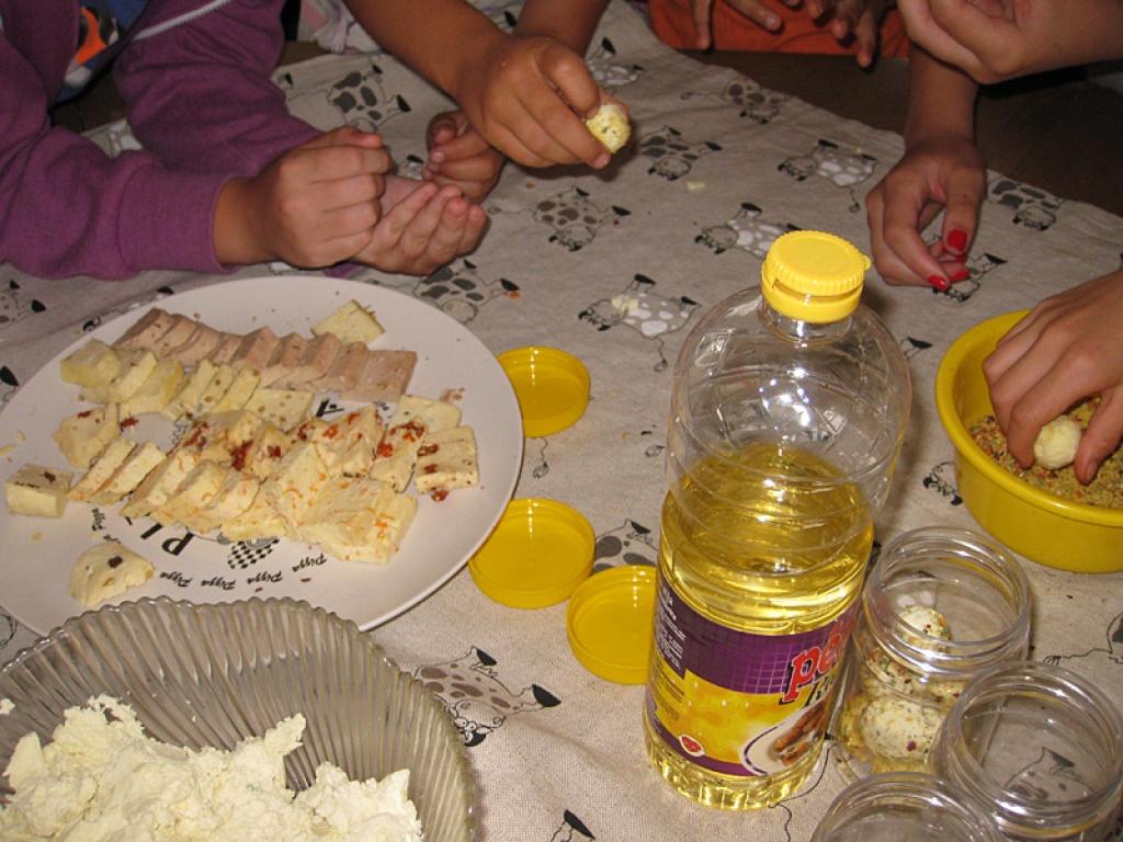 Gulbenes novada bērni mācās gatavot sieru Stradu pagasta "Pakalniešos". 20.06.13