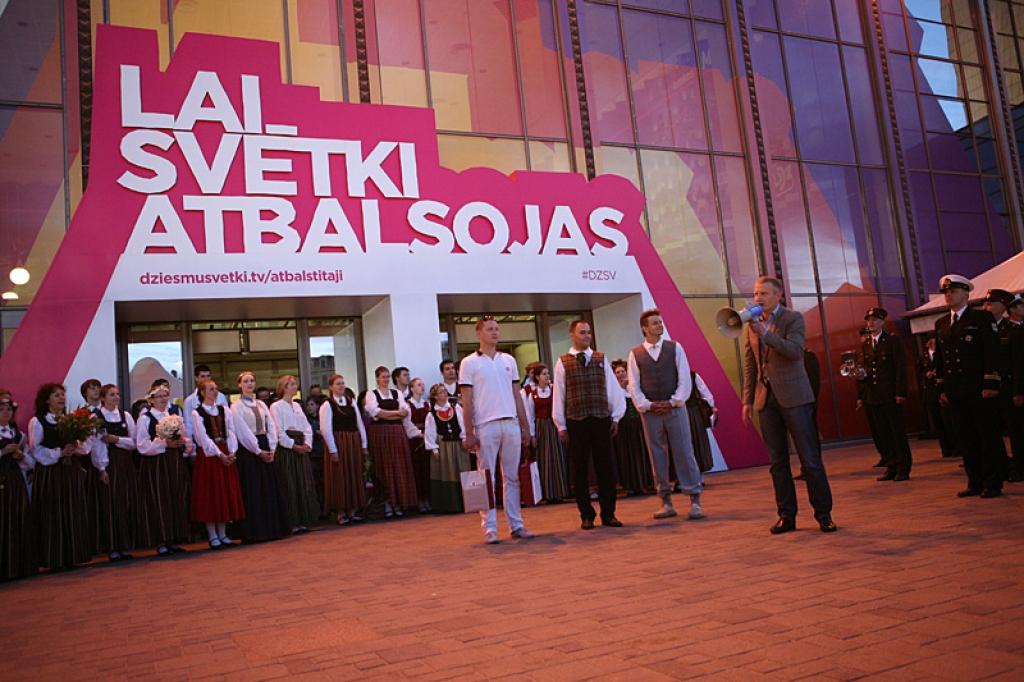 Portāla lietotāju foto: Dziesmu un deju svētku ekspresis ved svētkus līdz pat Alūksnei. 15.06.13