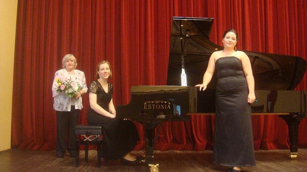 Muzicē Gulbenes mūzikas skolas absolventes pianiste Jana Aņisimova un vokāliste Sabīne Krilova.