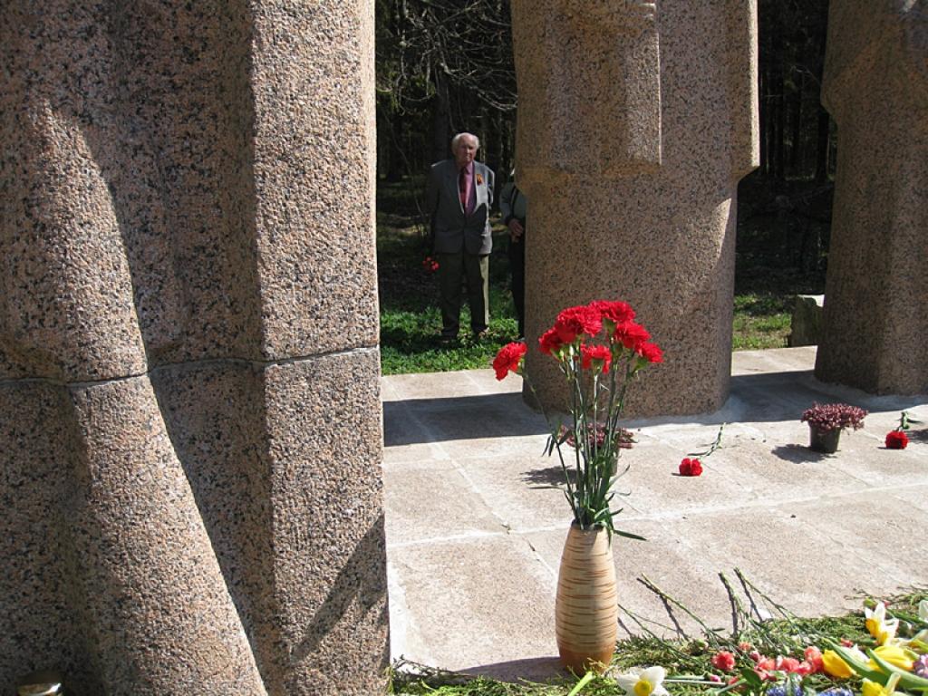 Uzvaras svētku 68.gadadienas pasākums Gulbenes Brāļu kapos. 9.05.13