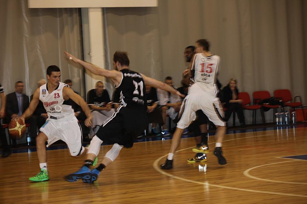 „VEF Rīga” pret „Barons kvartāls” basketbolistiem Gulbenes sporta centrā. 11.04.13