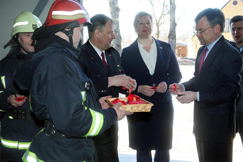 ASV vēstnieks Latvijā Marks Pekala piedalās atjaunotā Gulbenes ugunsdzēsības un glābšanas dienesta depo atklāšanā. 21.03.13