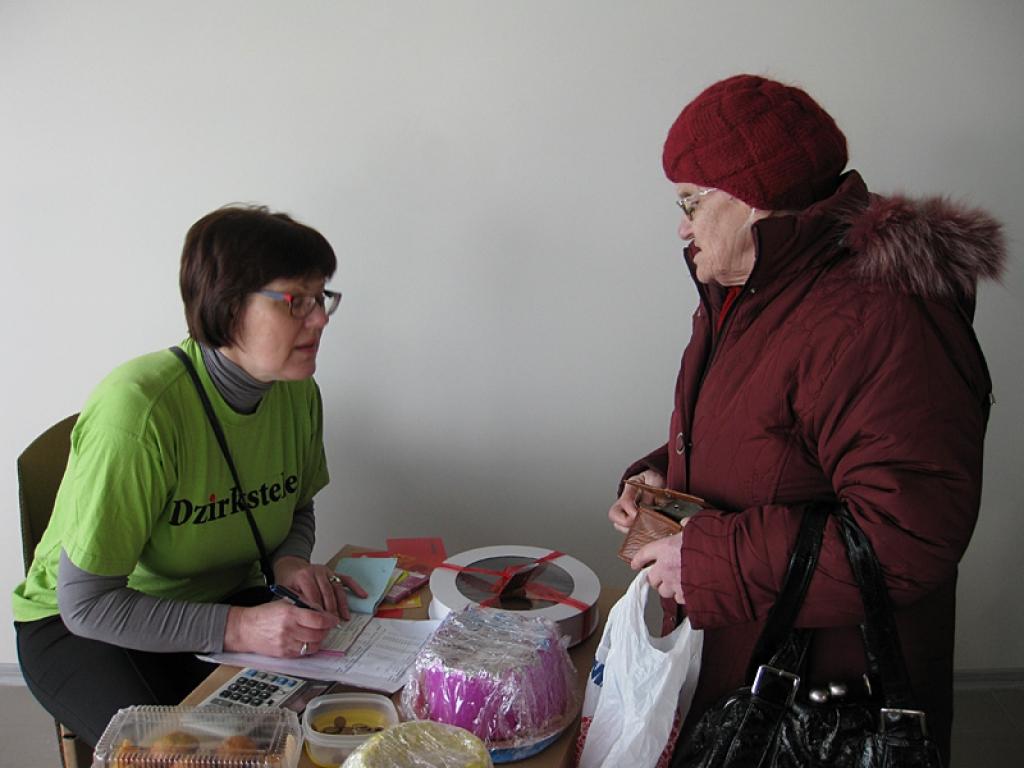 Laikraksta pasūtīšanas akcija "Dzirkstelieši cep un dāvina" Zaļajā tirdziņā. 16.03.13