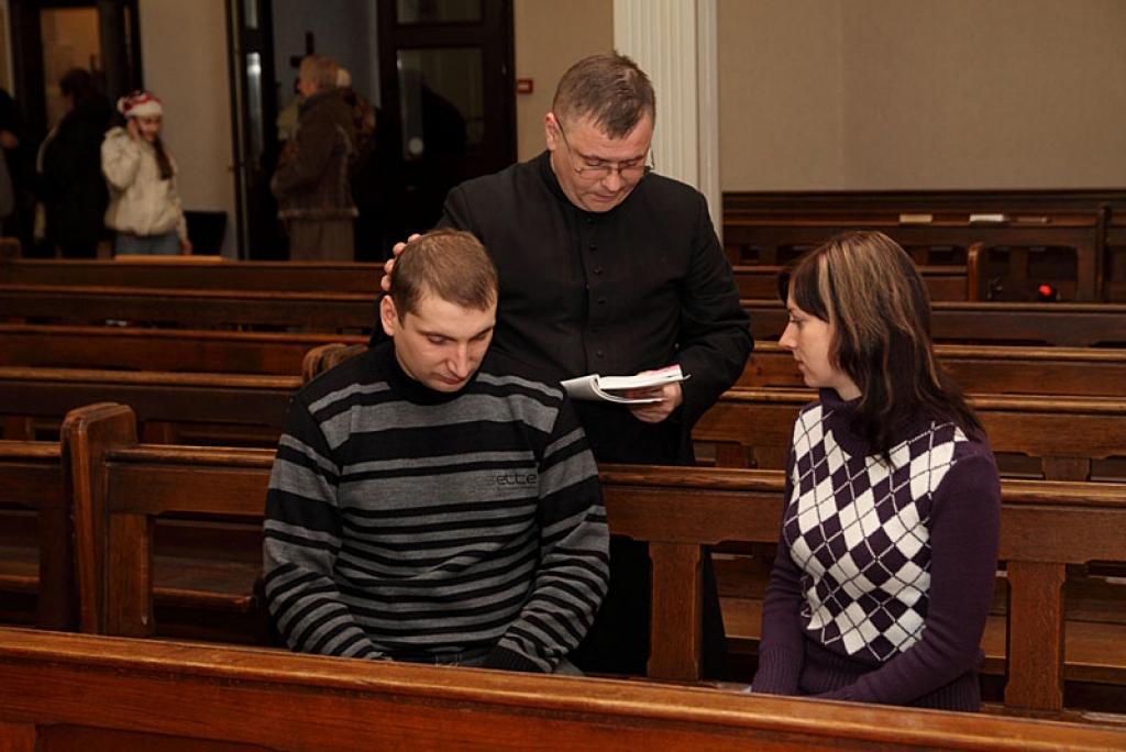 Gulbenes katoļu draudzes pārstāvji sveic bijušo draudzes priesteri Vlačeslavu Bogdanovu dzimšanas dienā. 5.12.12