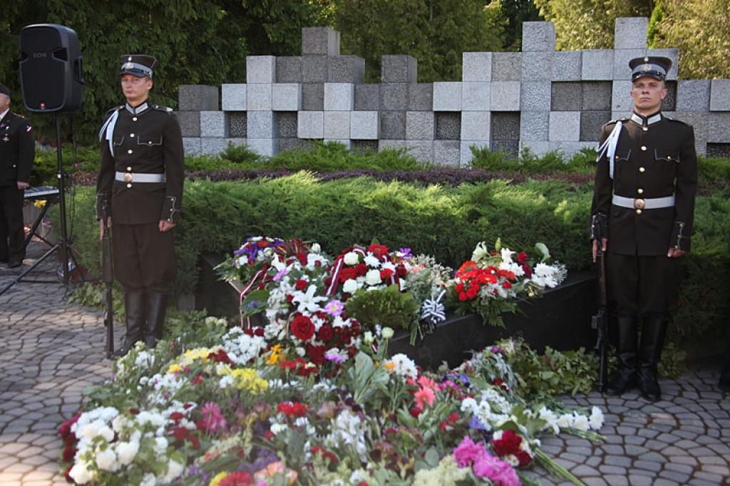 14.jūnijs: Latvijas armijas vēstures traģisko notikumu atceres pasākums Litenē. 14.06.12 