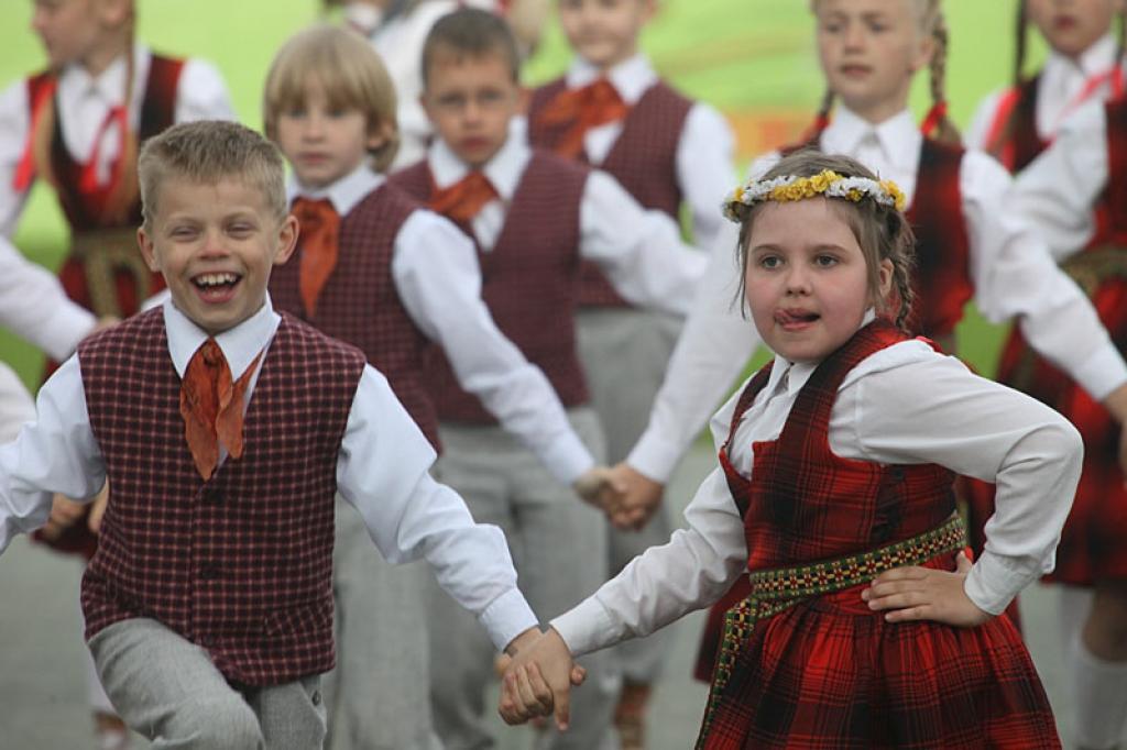 Tautas deju festivāls “Latvju bērni danci veda” Gulbenē: lielkoncerts. 2.06.12