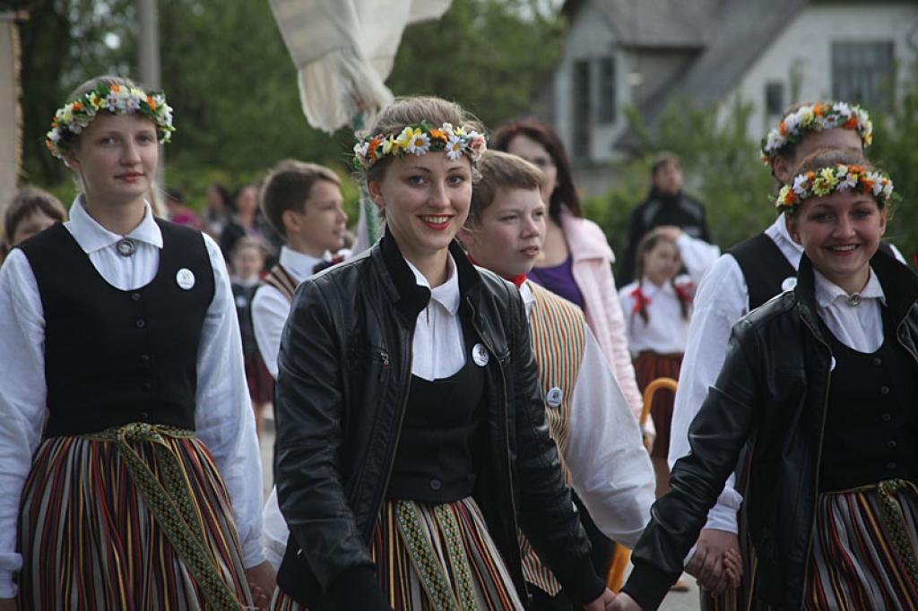 Tautas deju festivāls “Latvju bērni danci veda” Gulbenē: gājiens. 2.06.12