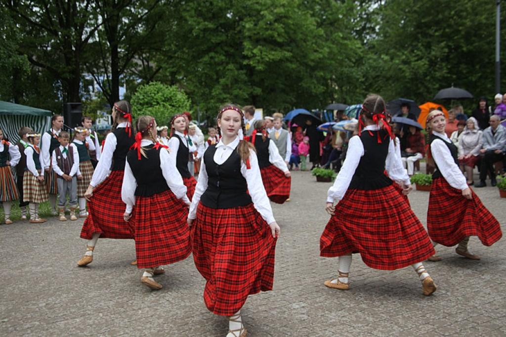 Tautas deju festivāls “Latvju bērni danci veda” Gulbenē: ielu koncerti. 2.02.12