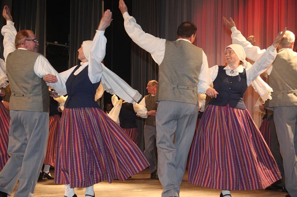 Gulbenē - starptautisks senioru deju festivāls "Izdancot prieku". 5.05.12 