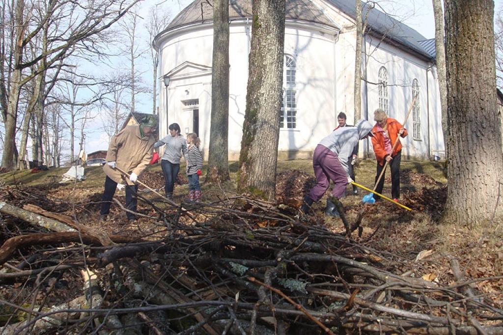 Lielā talka pie Gulbenes ev. luterāņu baznīcas. 21.04.12