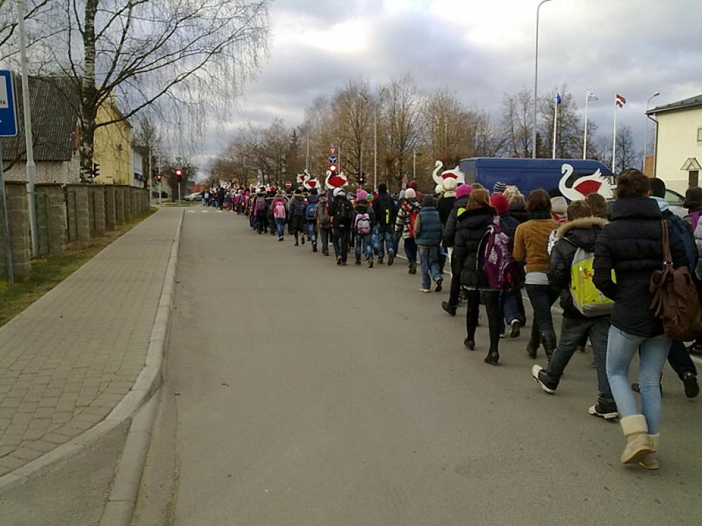 Valsts svētki. Gulbenes vidusskolas gājiens uz Brīvības pieminekli. 18.11.11 