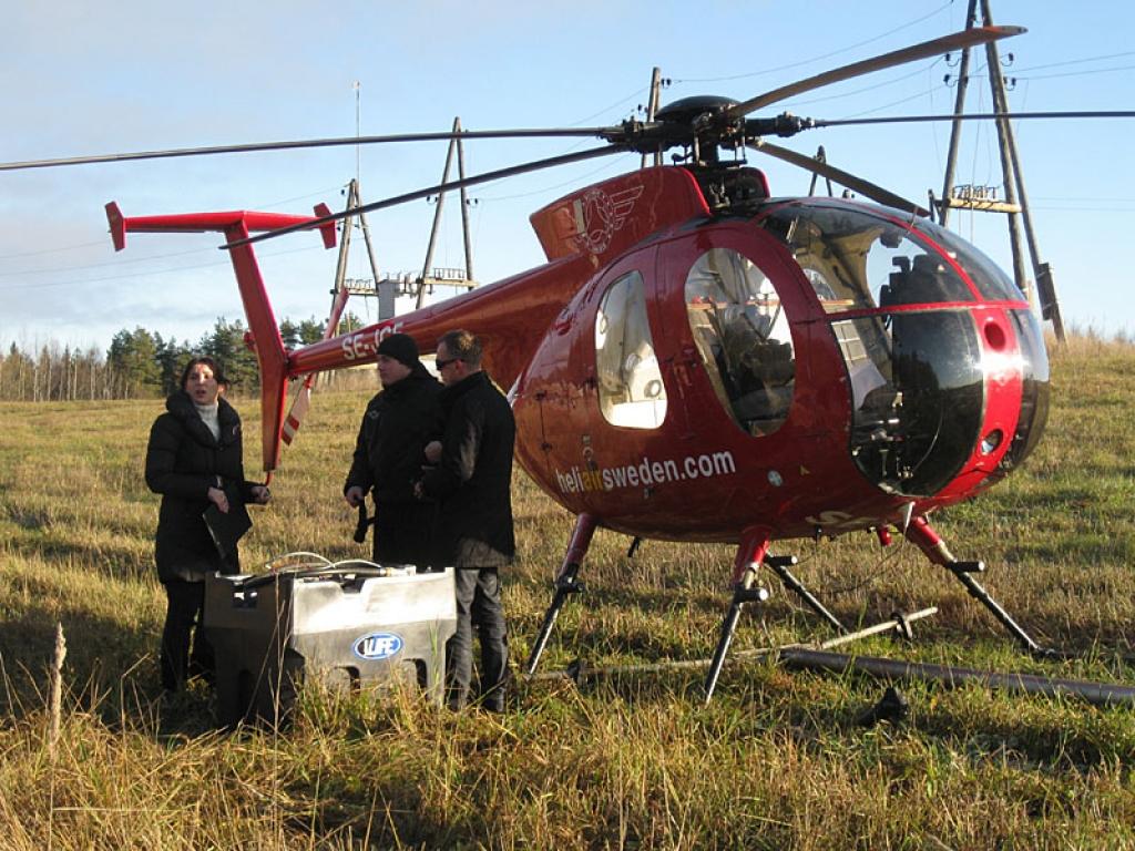 Zviedru uzņēmuma “HELI Air SwedenAB” helikopters ar speciālu zāģi arī Gulbenes novadā no koku zariem attīrīs elektrolīnijas.