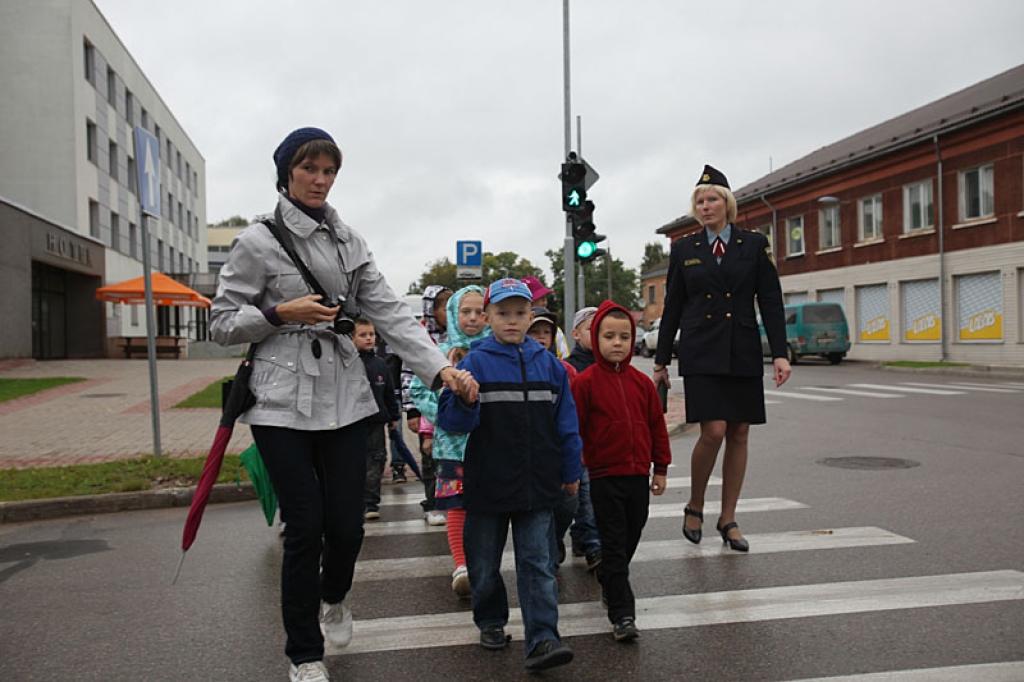 Policijas darbinieki bērniem māca būt drošiem uz ielas. 13.09.11