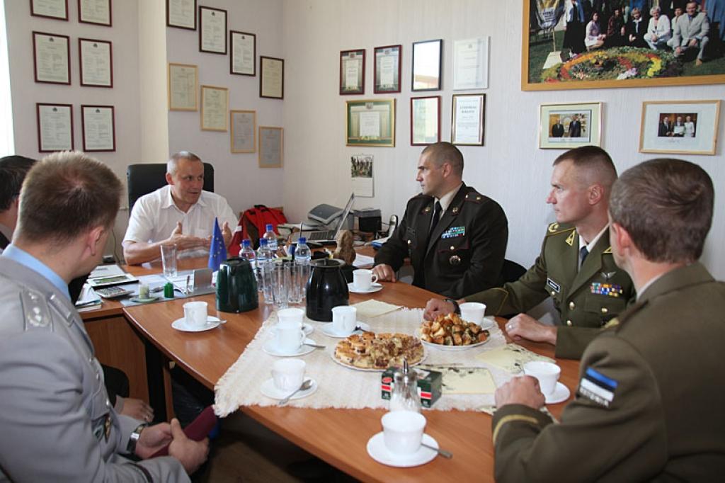 Sveķu speciālajā internātpamatskolā ciemojas Baltijas Aizsardzības koledžas pārstāvji. 7.06.11