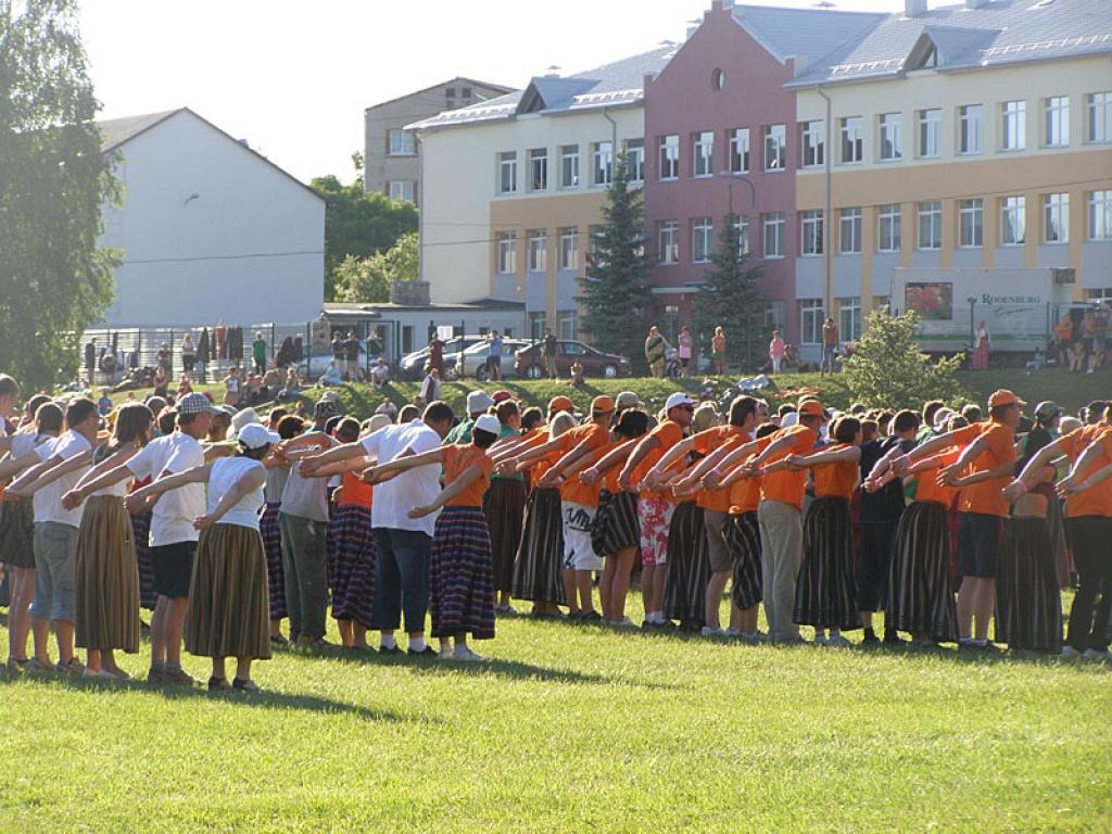 Rankas deju kolektīvs "Abi labi" Vidzemes deju svētkos Aizkrauklē. 4., 5.06.11