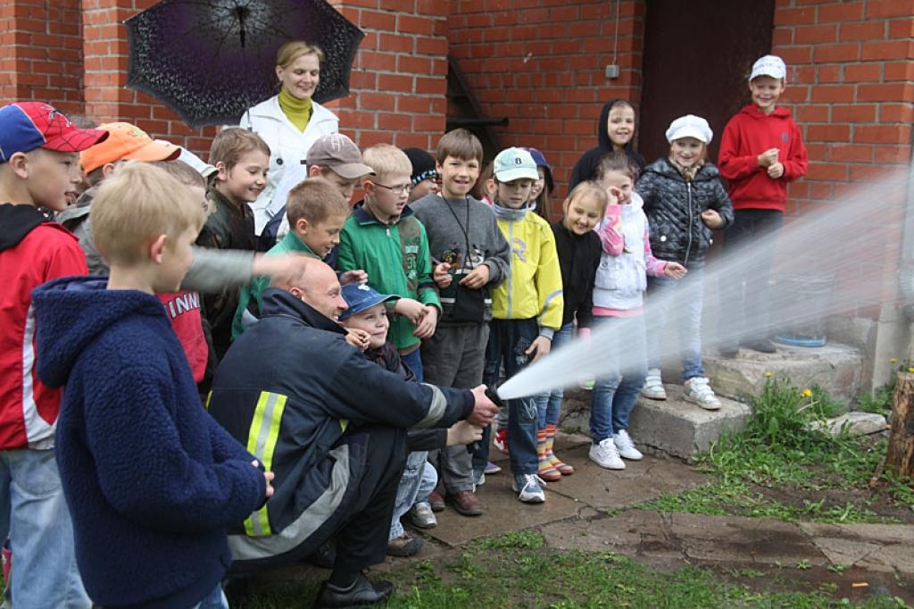 Atvērto durvju dienā iepazīst ugunsdzēsēju un glābēju ikdienu. 17.05.11