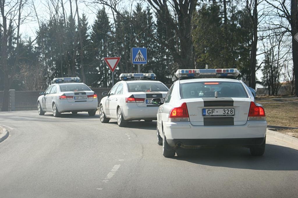 Ceļu policija rīko reidu uz Madonas šosejas. 15.04.11