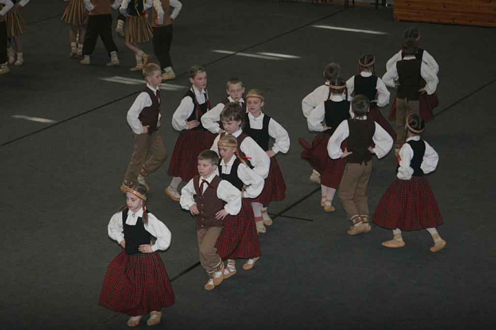 Novada deju kolektīvu koncerts, gatavojoties festivālam "Latvju bērni danci veda". 15.04.11