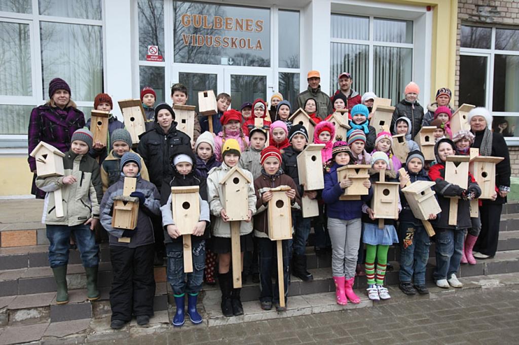 Gulbenes vidusskolas bērni "Mammadaba" projekta ietvaros izgatavo putnu būrīšus. 04.11