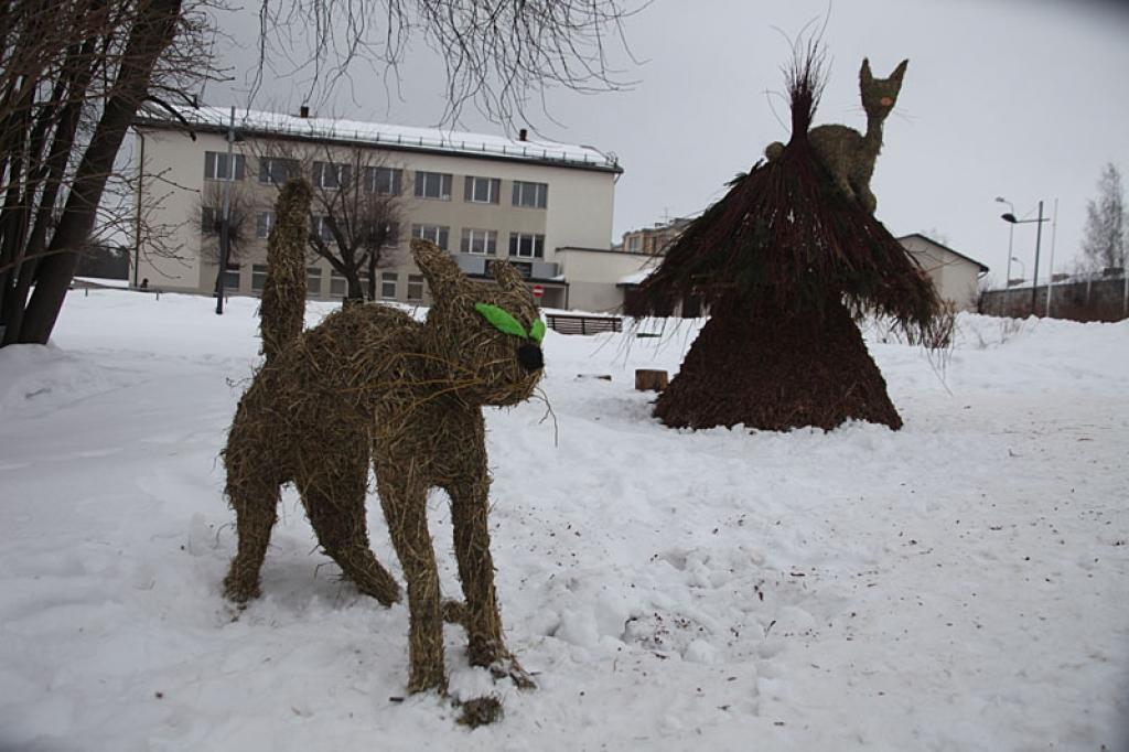 Pilsētas centrālo skvēru "ieņem" Kaķa gada galvenie varoņi. 2011.03.