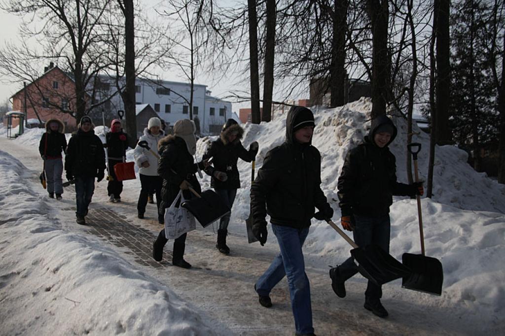 Gulbenes vidusskolas 7.b klases skolēni projektu nedēļu velta brīvprātīgam darbam. 24.02.02