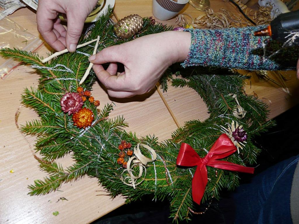 Daukstu pagastā kopīgi iededz pirmo adventes sveci. 