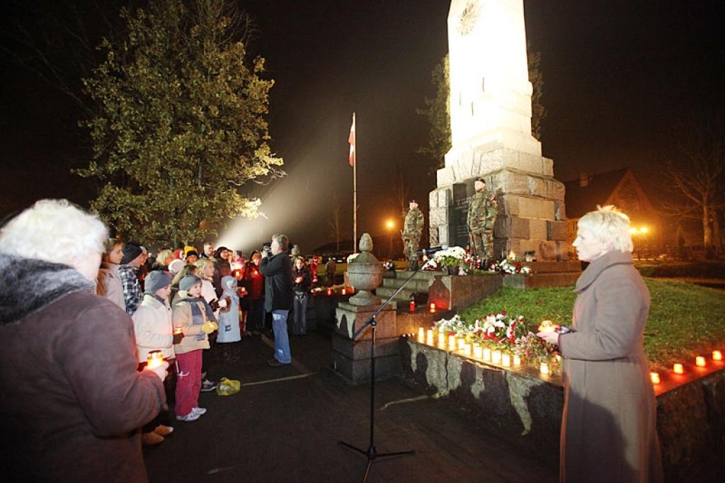 Gulbenieši pie Brīvības pieminekļa dzied Latvijas himnu. 18.11.10