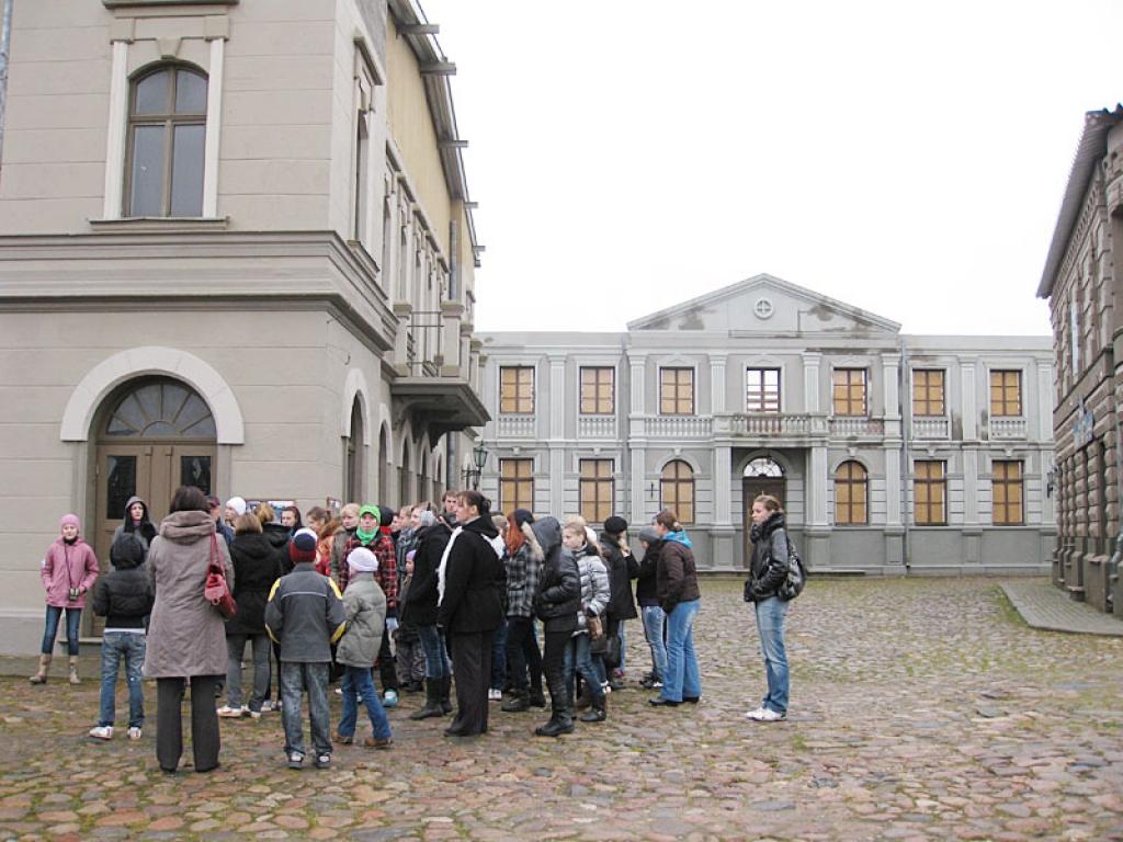 Gulbenes skolēni Cinevillā un K.Ulmaņa piemiņas muzejā "Pikšas" mācās Latvijas vēsturi. 11.11.10