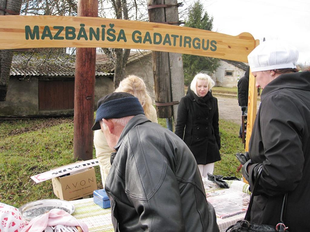 Mārtiņdienas ieskaņas tirgus līdzās SIA "Gulbenes - Alūksnes bānītis" mājvietai. 6.11.10