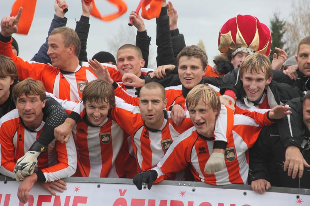 FB "Gulbene 2005" komandas spēle ar FK "Spartaks". Latvijas 1.futbola līgas čempionu kausa pasniegšana. 16.10.10