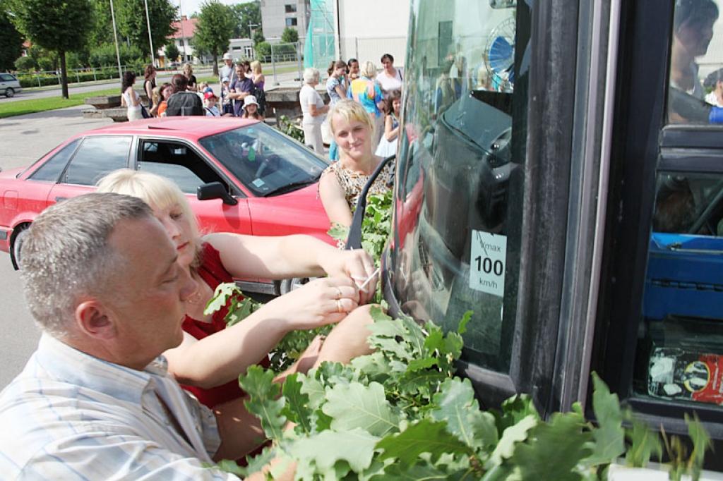 Novada skolu pašdarbnieki dodas uz 10.Skolēnu Dziesmu un deju svētkiem Rīgā. 6.07.10