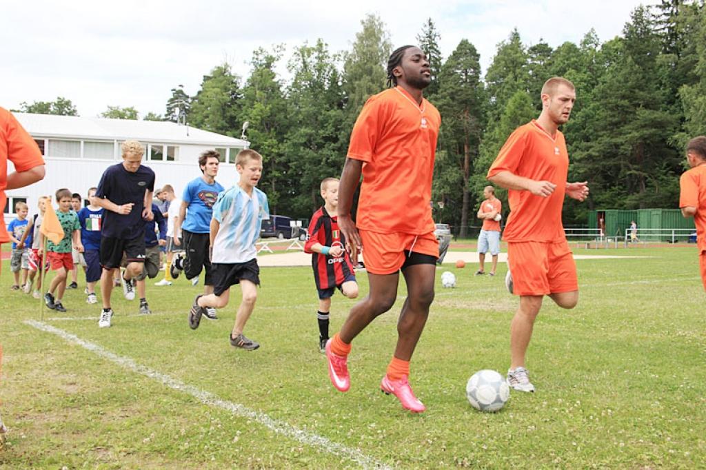 FB “Gulbene 2005” komandas futbolisti darbojas kopā ar vietējiem bērniem un jauniešiem. 2.07.10 