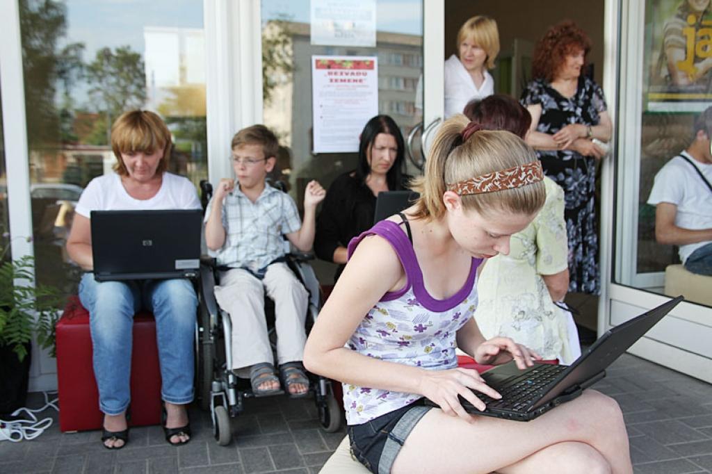 „Bezvadu zemenes” jeb “Wi-Fi” lietotāju sacensības pie Gulbenes bibliotēkas. 1.07.10