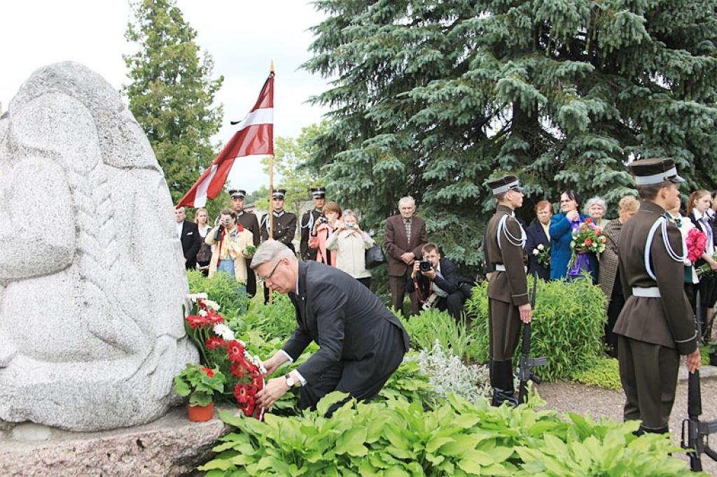 Valsts prezidents Gulbenes stacijā Komunistiskā genocīda upuru piemiņas dienā. 14.06.10