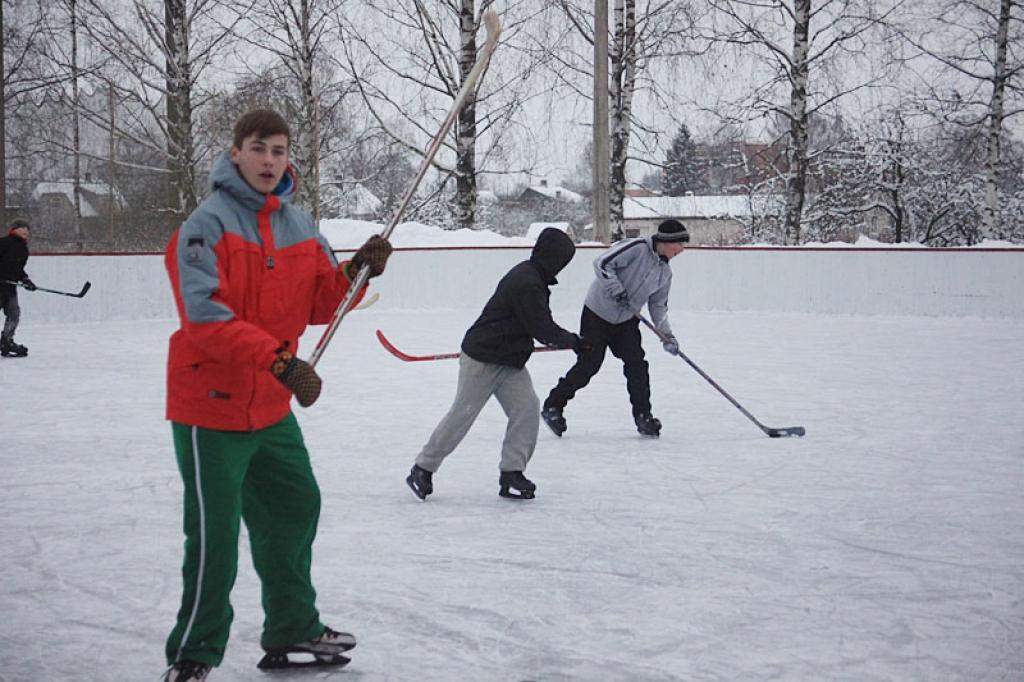 Bērnu ziemas prieki Gulbenes slidotavā. 04.01.10