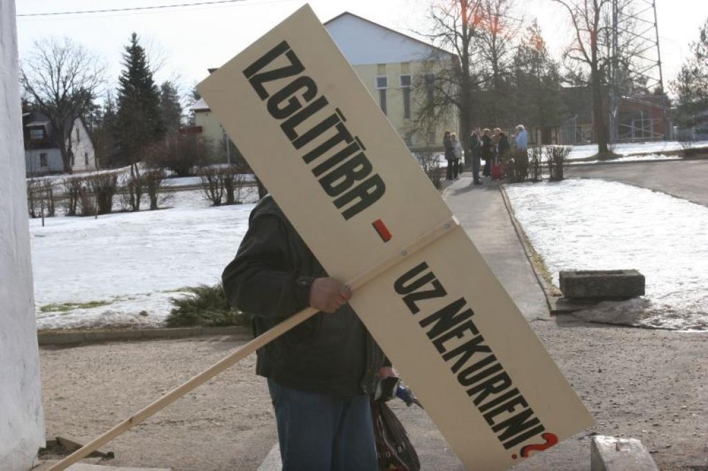 Lejasciema vidusskolas izglītības darbinieki dodas uz protesta gājienu Rīgā