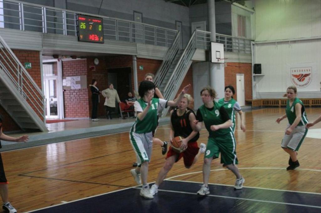 Turpinās Gulbenes rajona čempionāta spēles basketbolā