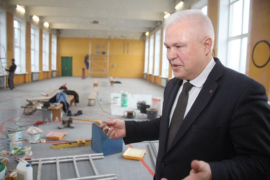 Gulbenes vidusskolā remontē sporta zāli