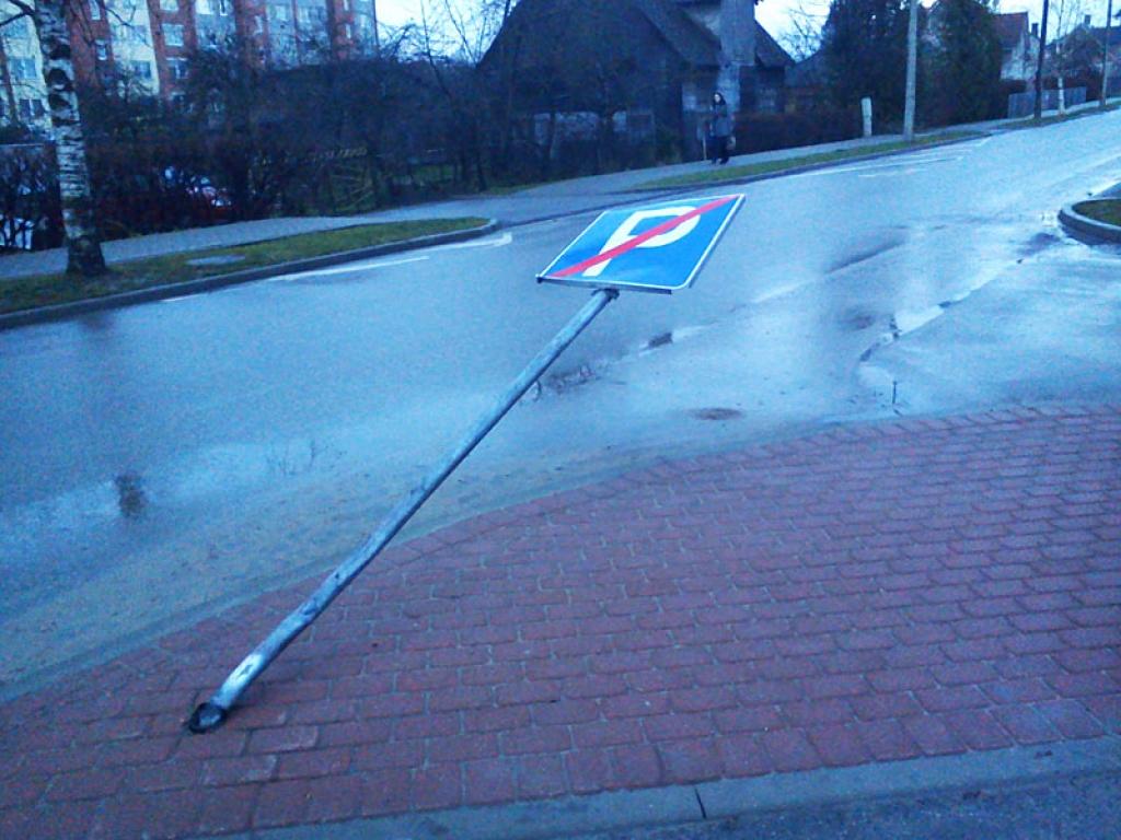 Bojā ceļa zīmes