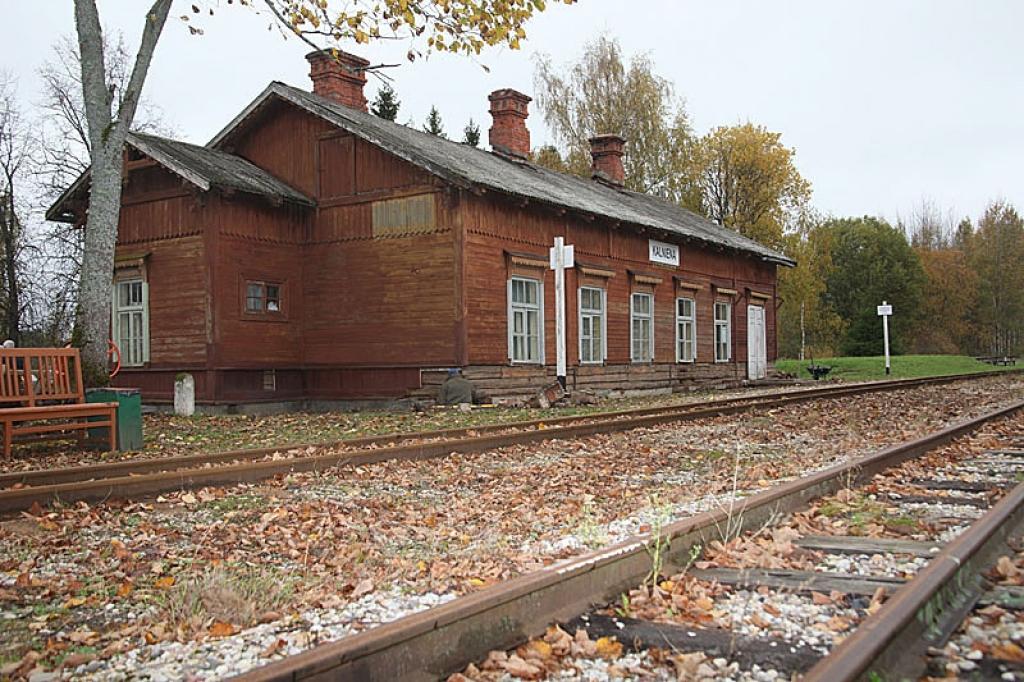 Autentiski atjauno Kalnienas dzelzceļa stacijas ēku