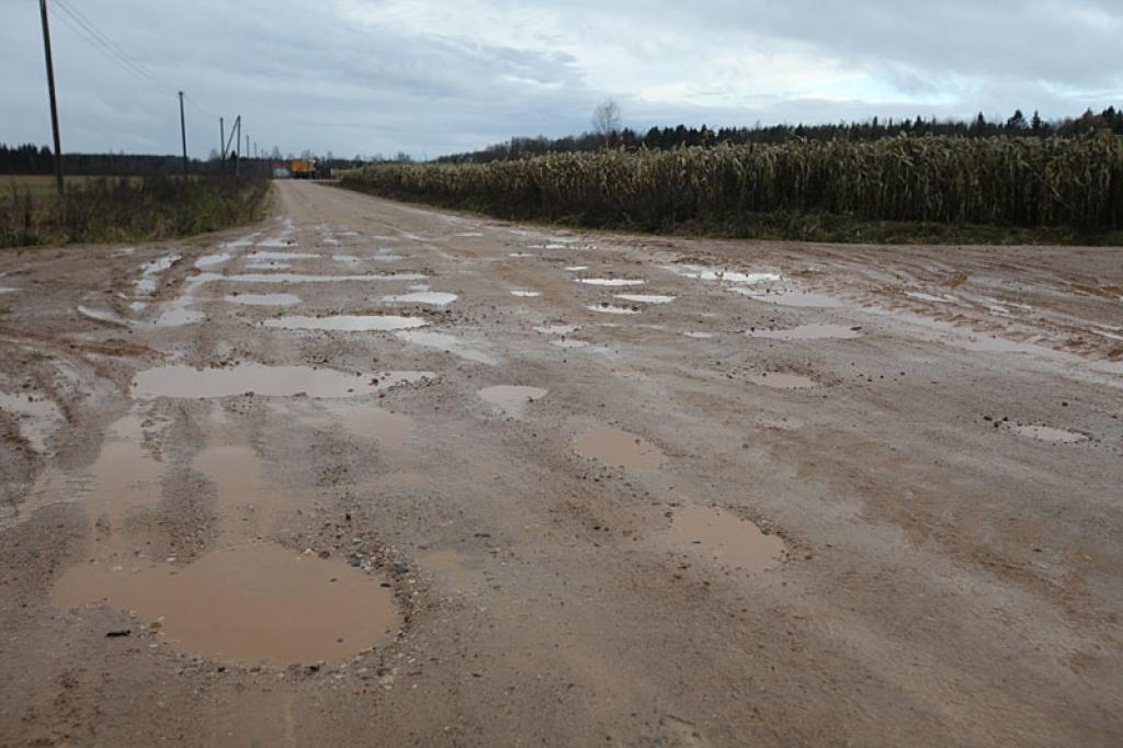 Autovadītājus satrauc sliktie ceļi pagastos