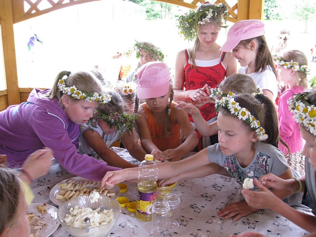 Bērni mācās gatavot sieru